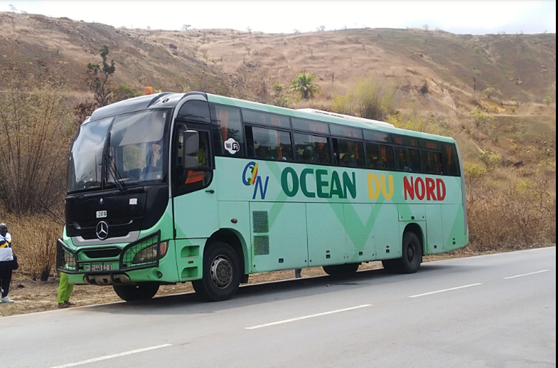 Bus Ocean du Nord de voyage sur une route au Congo